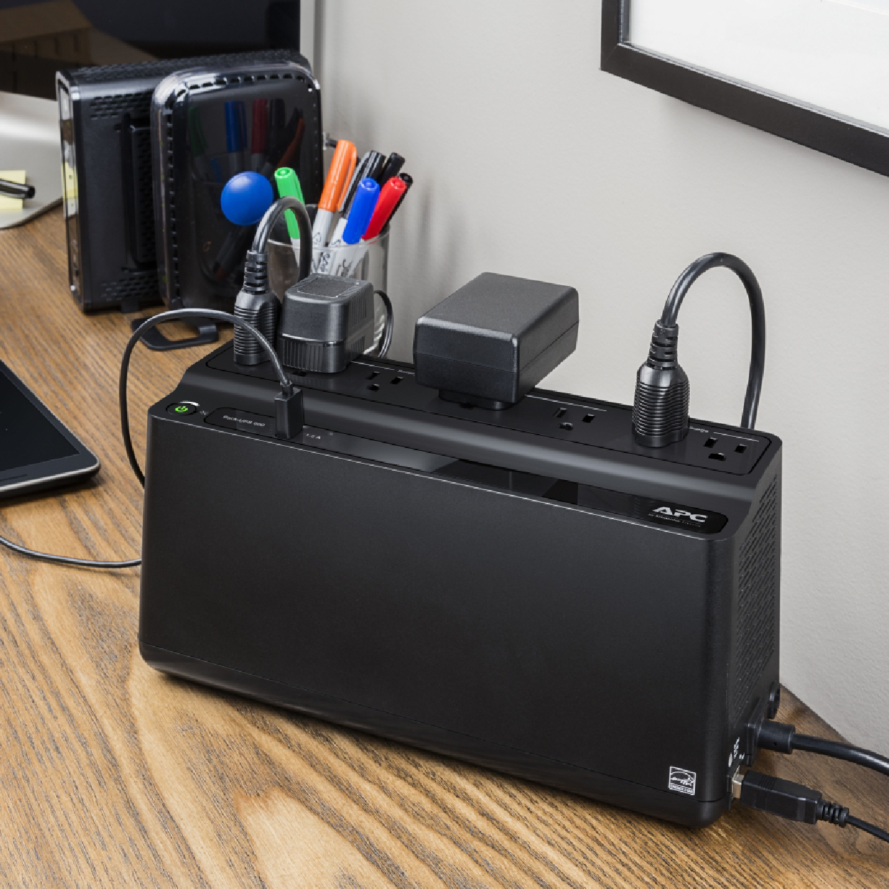 Back-UPS BE600M1 de APC, 600 VA - Imagen 3